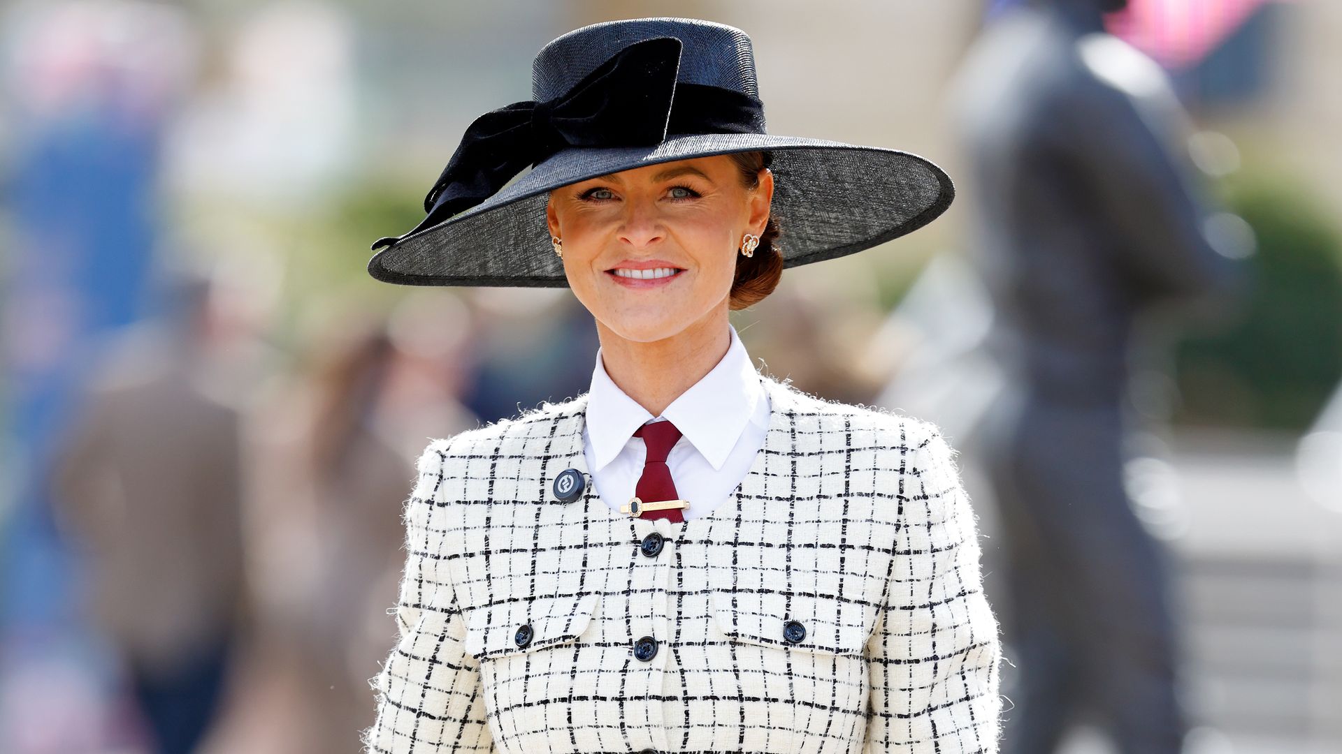 Jade Holland Cooper, diseñadora de la princesa de Gales, arrasa con 3 looks de tweed y tocados impresionantes en Cheltenham
