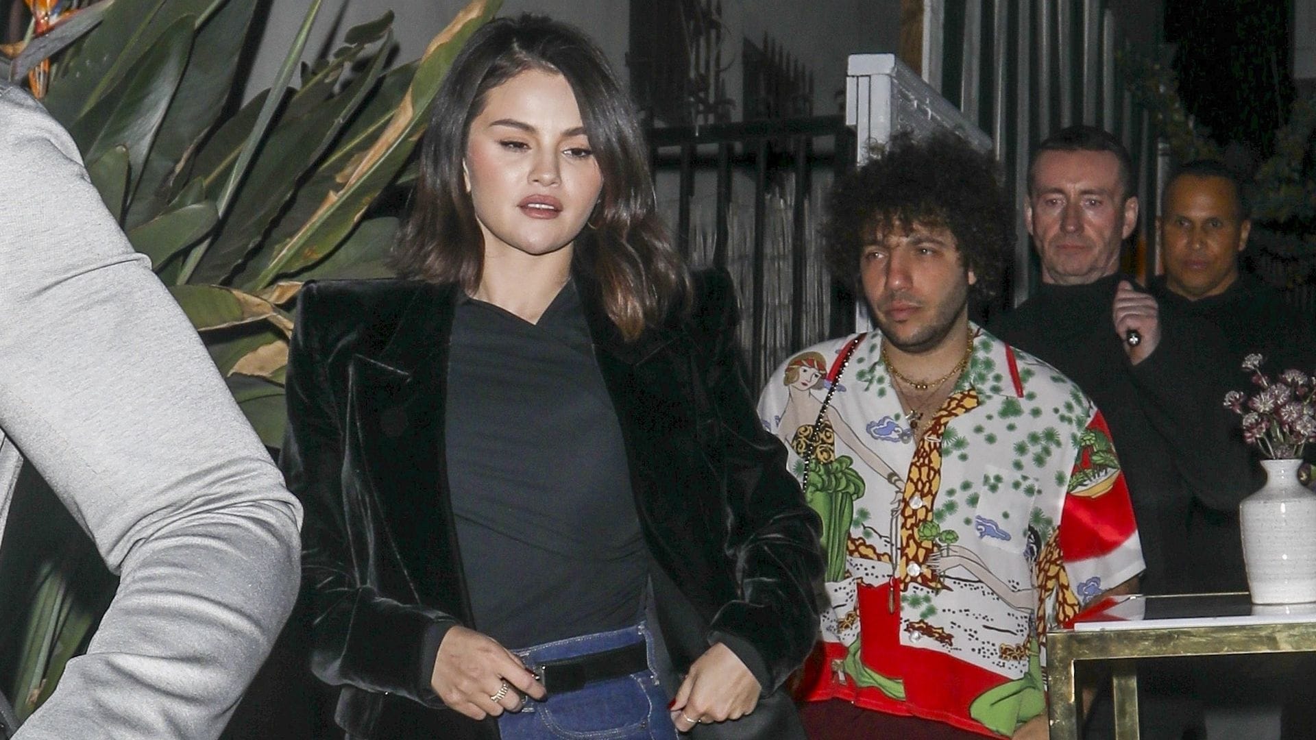 Selena Gomez conquista el 'look' de jeans y 'blazer' para salir a cenar con Benny Blanco