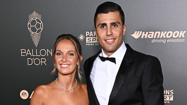 Plano medio de Rodri, ganador del Balón de Oro 2024, posando con su novia Laura