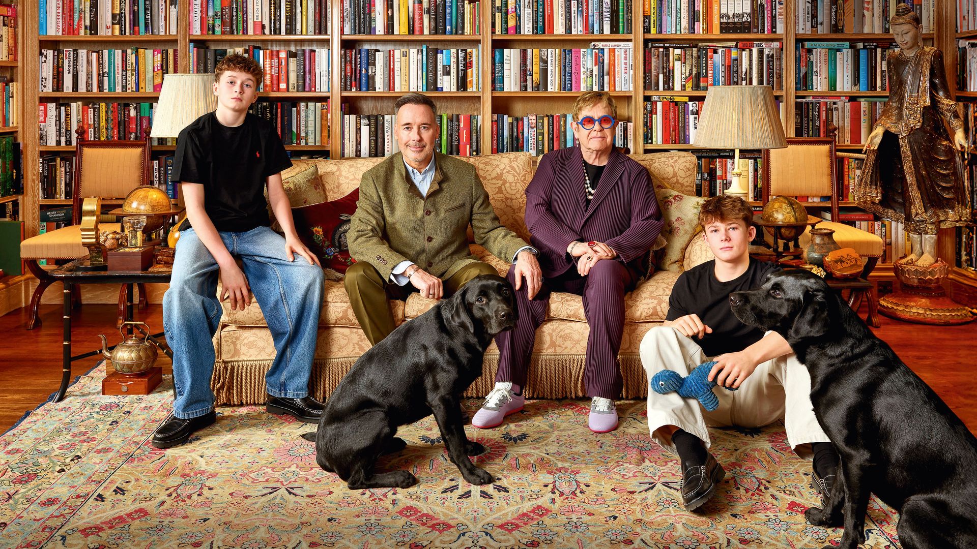 Sir Elton John y David Furnish abren las puertas de su vida privada: su primer retrato junto a sus hijos, Zachary y Elijah