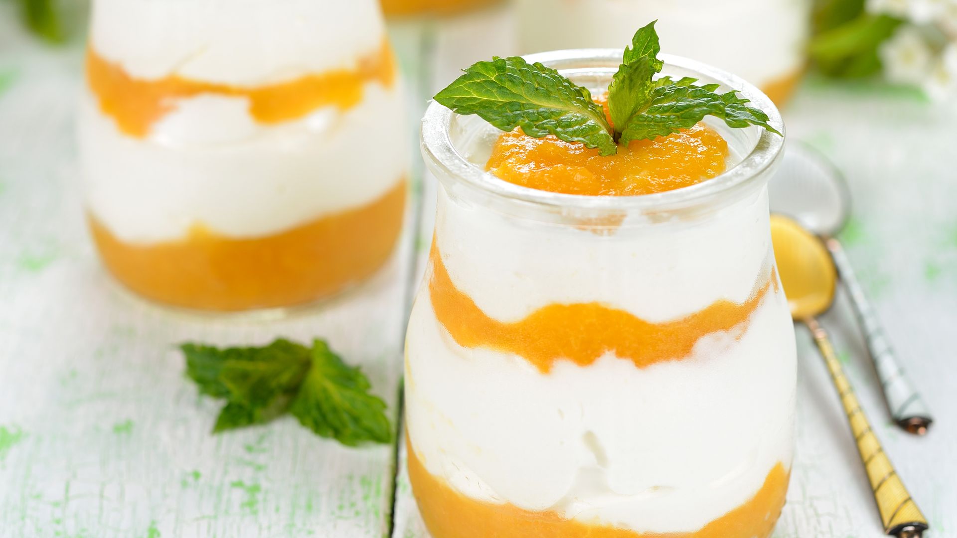 Postre de mango en vasitos individuales. 