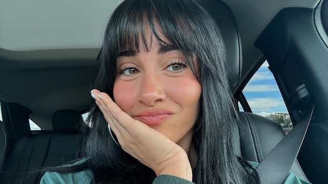 Primer plano de Aitana Ocaña con el pelo negro y sudadera bomber verde