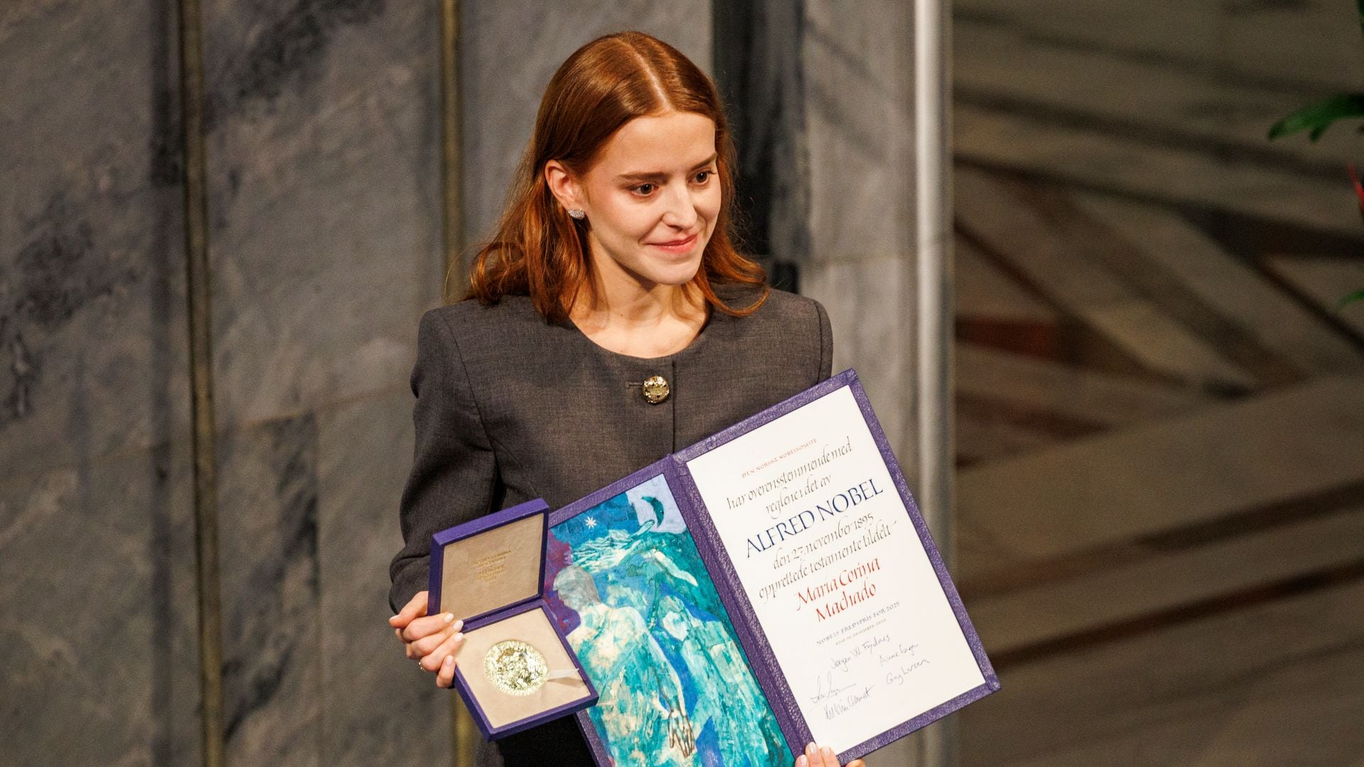 Ana Corina Sosa recibió la distinción en nombre de su madre, quien dentro de poco llegará a Oslo.