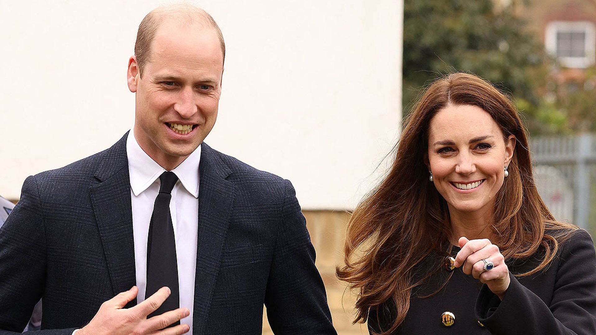 Los duques de Cambridge, de luto, homenajean al duque de Edimburgo en su vuelta al trabajo
