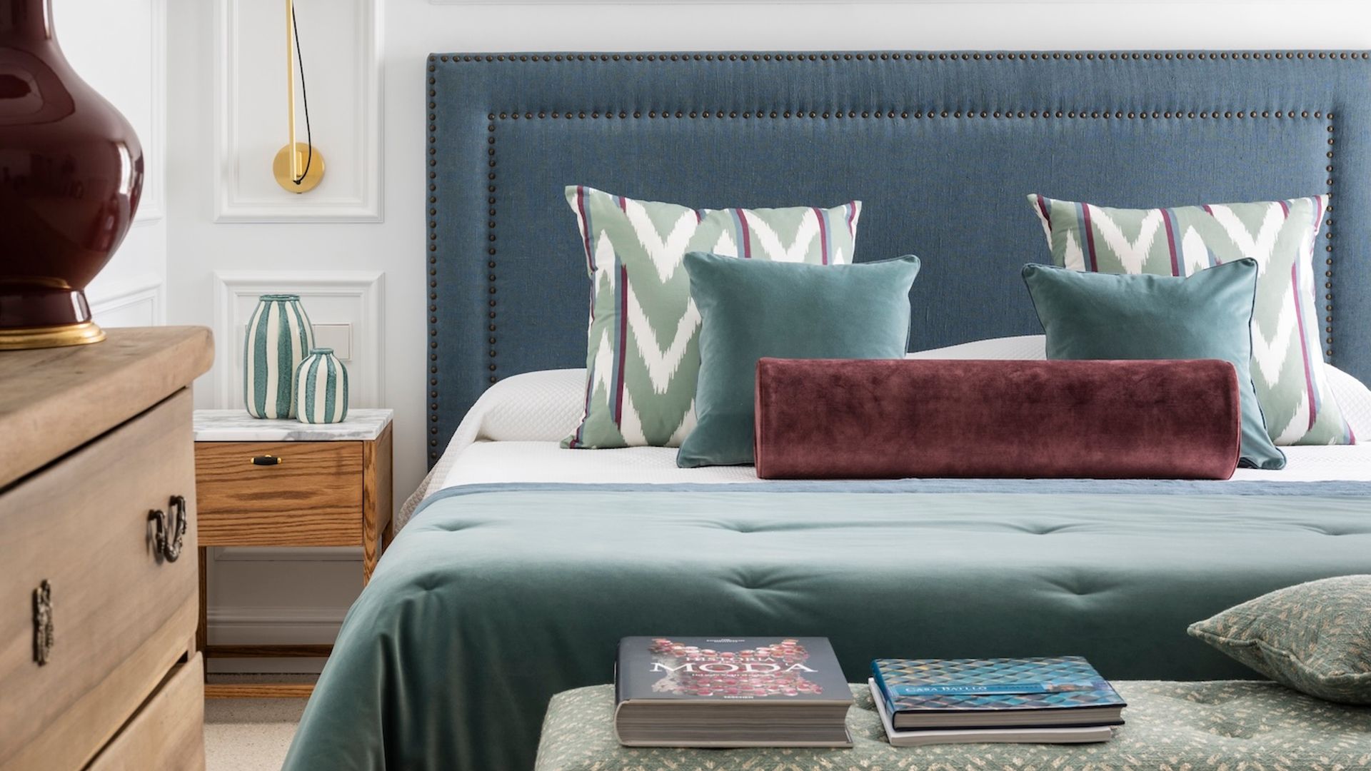 Más allá del blanco y el beige: 10 colores elegantes y relajantes para transformar el dormitorio