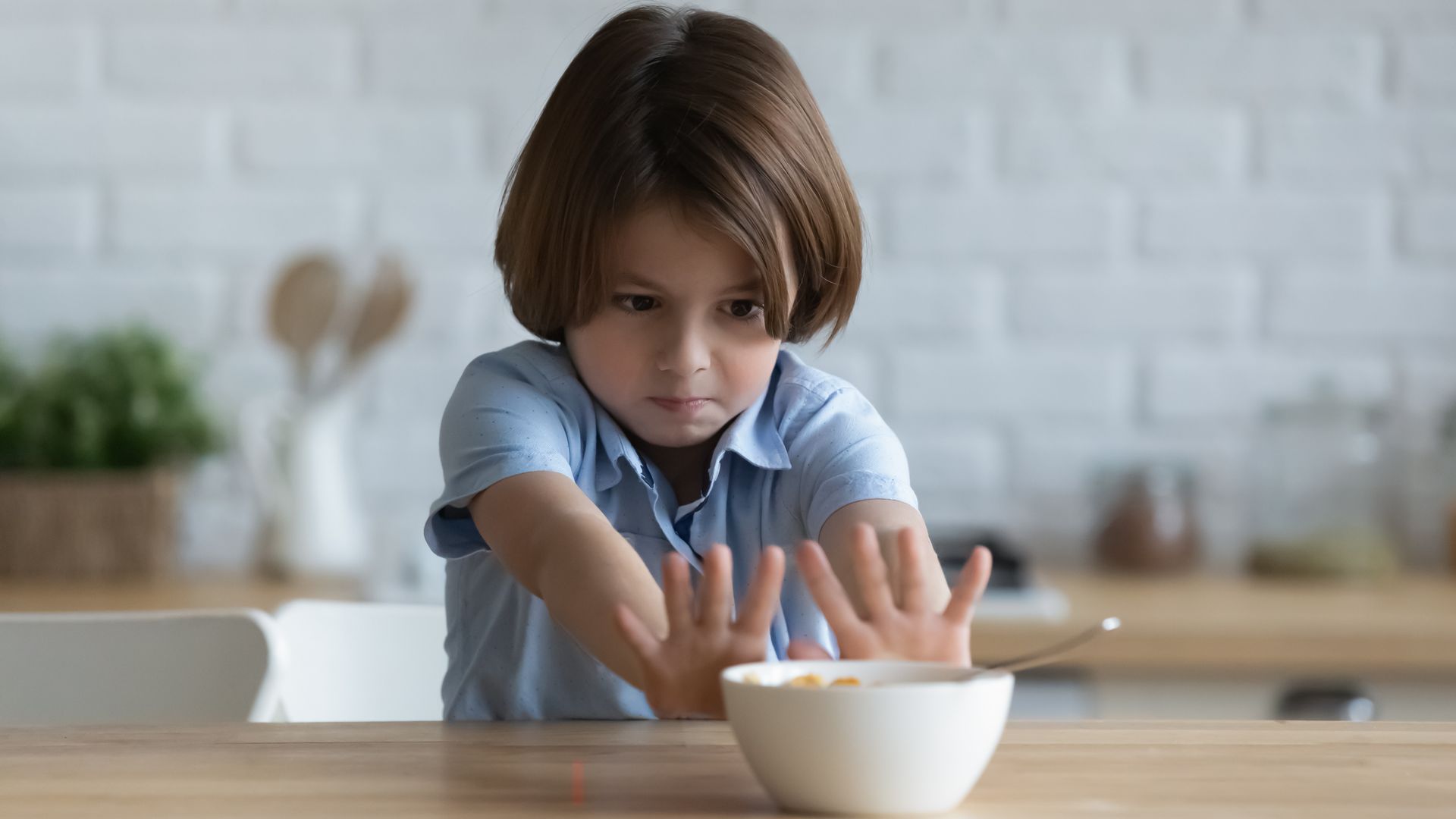 Niño rechazando un bol de comida