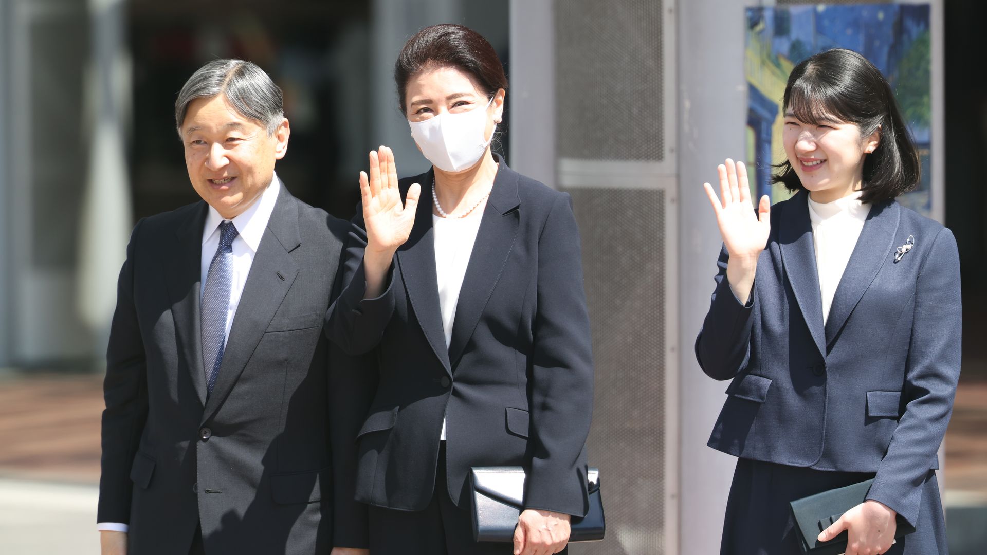 La imagen que marca un antes y un después: los emperadores de Japón, en Fukushima cuando se cumplen 15 años de la tragedia