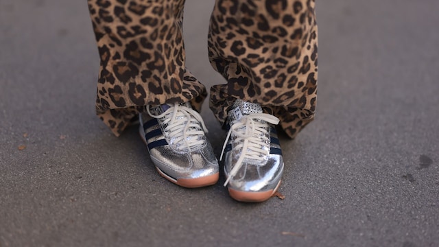 Karin Teigl con pantalones con estampado de leopardo y zapatillas plateadas de Adidas