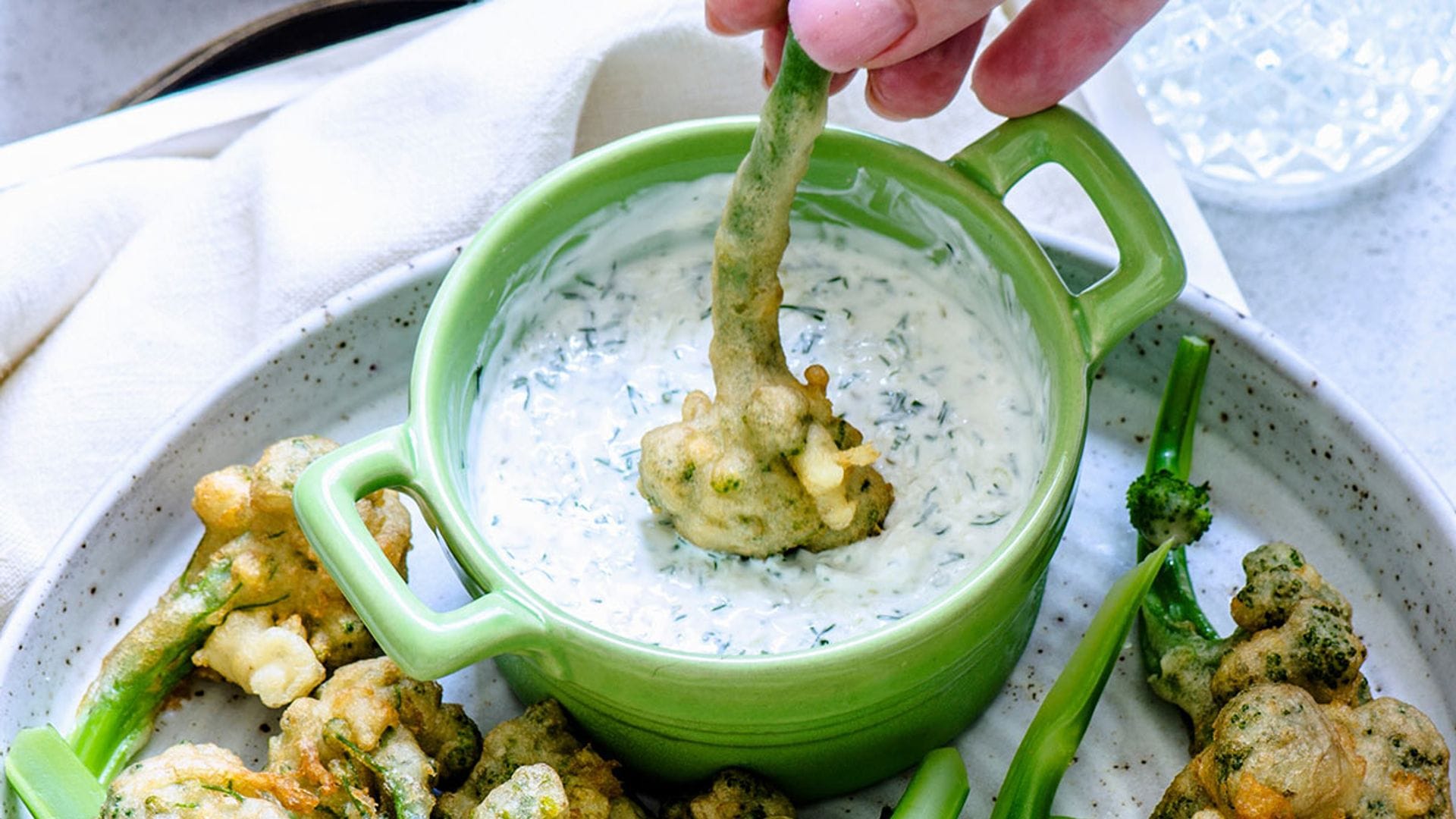 Bimi en tempura con salsa tártara