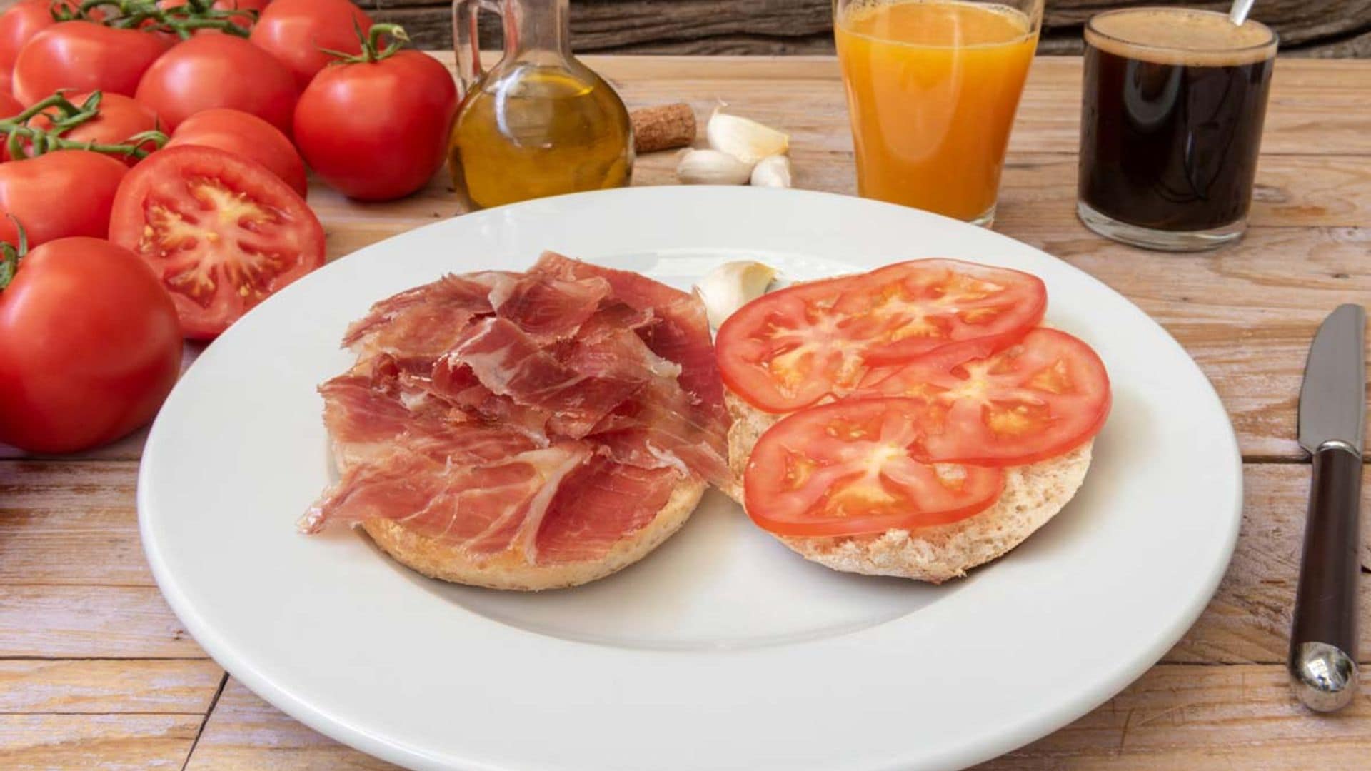 Mollete con jamón ibérico, aceite de oliva y tomate