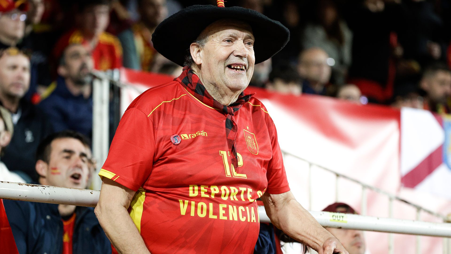 Muere Manolo el del Bombo, el hincha más icónico de la Selección Española