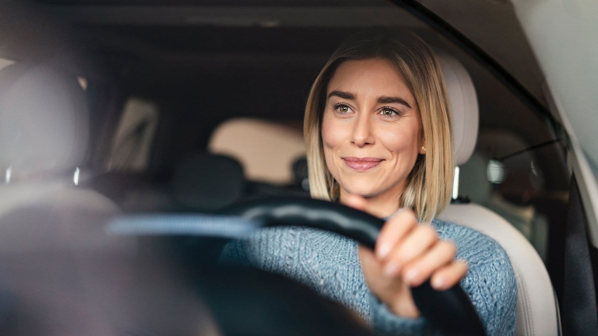 Mujer conduciendo un coche