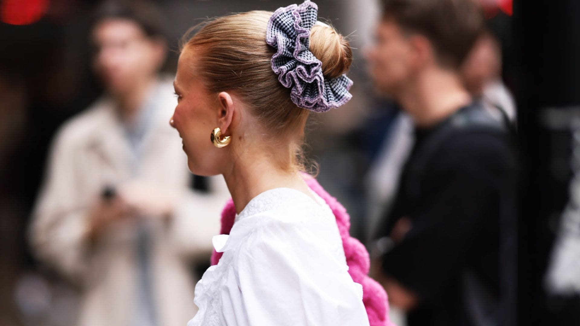 12 ideas de peinados con accesorios para las invitadas mejor vestidas