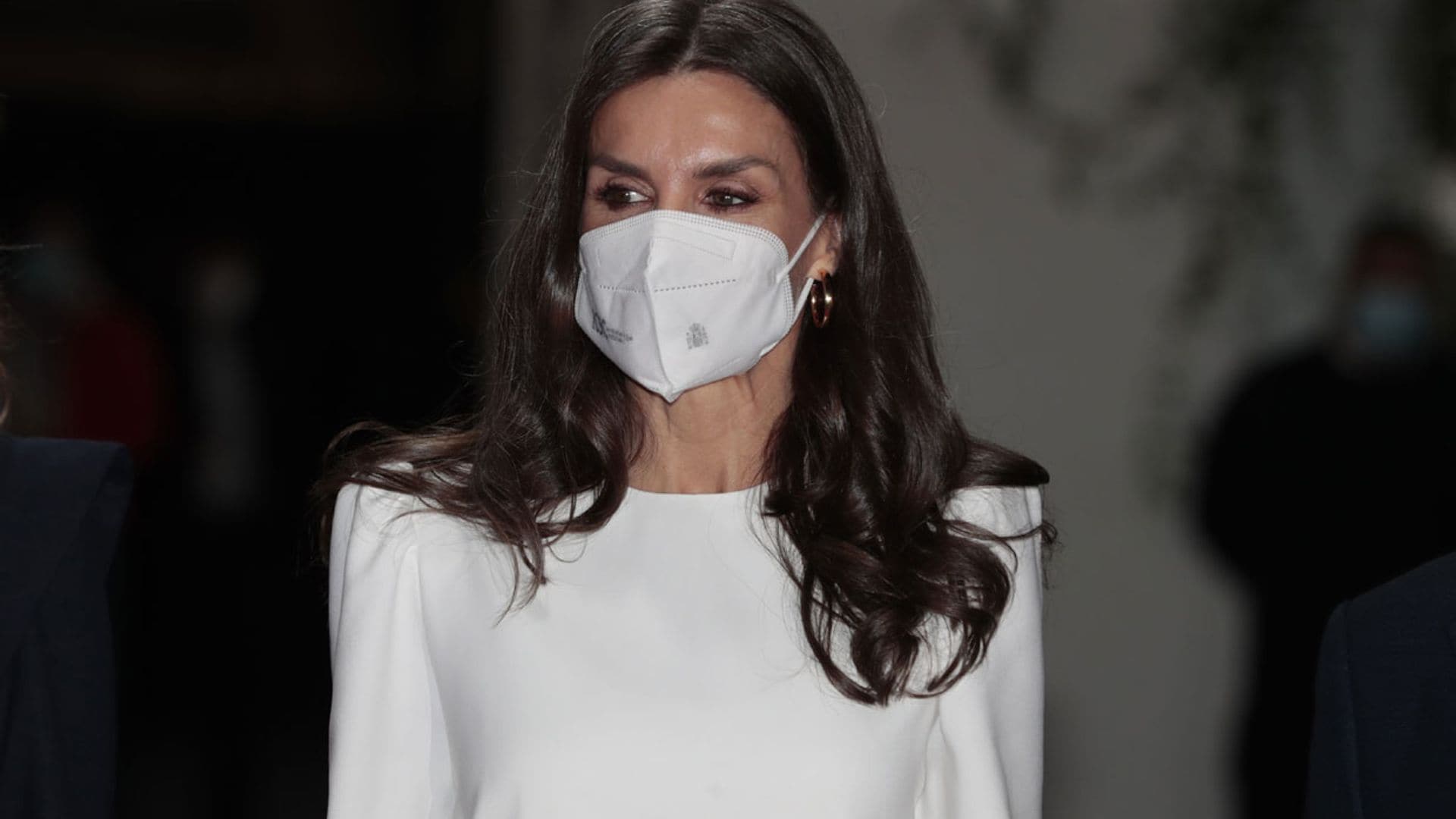 El regreso de doña Letizia a la pasarela madrileña con una blusa romántica y falda con aberturas