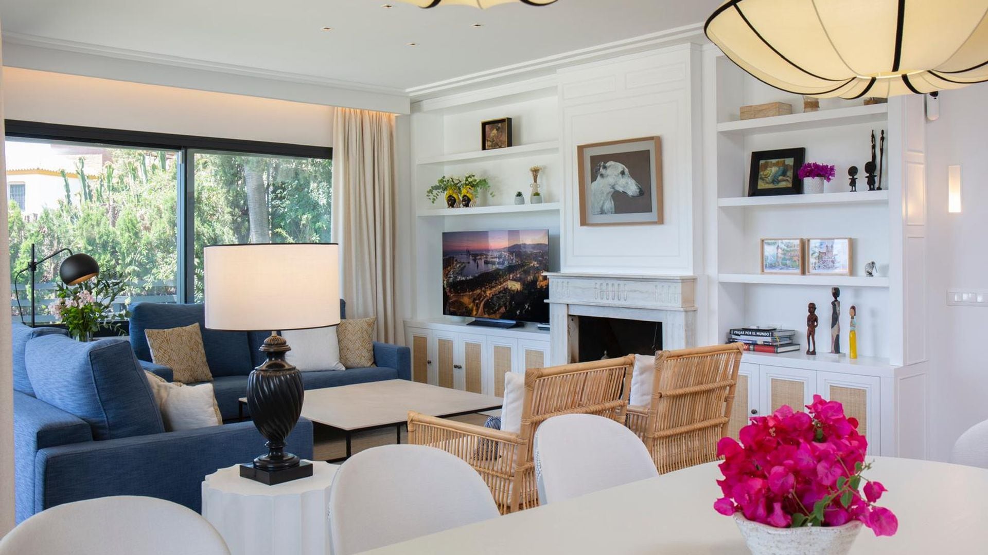 Salón con mueble de obra
