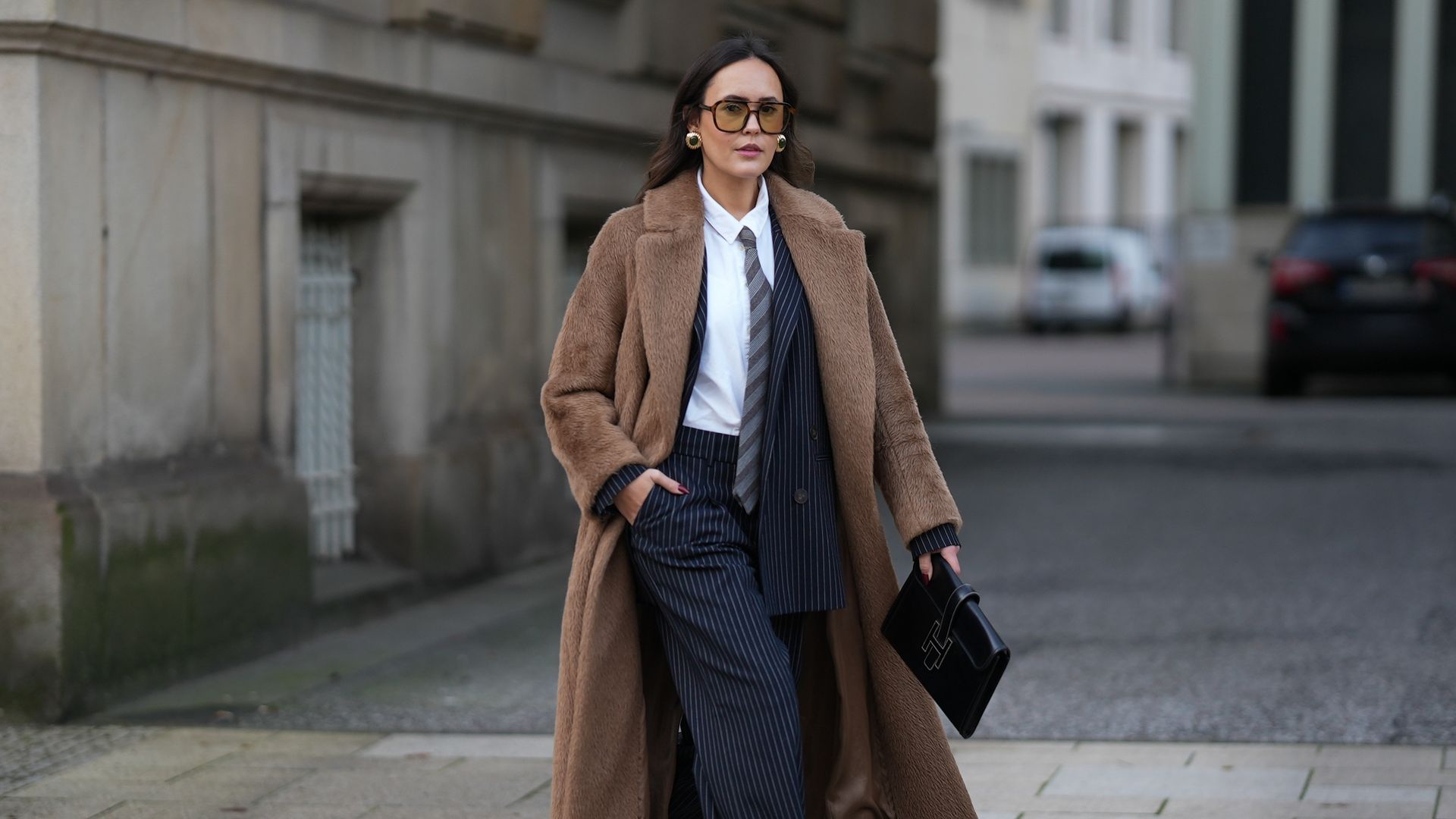 Ponerte un abrigo largo no siempre es buena idea