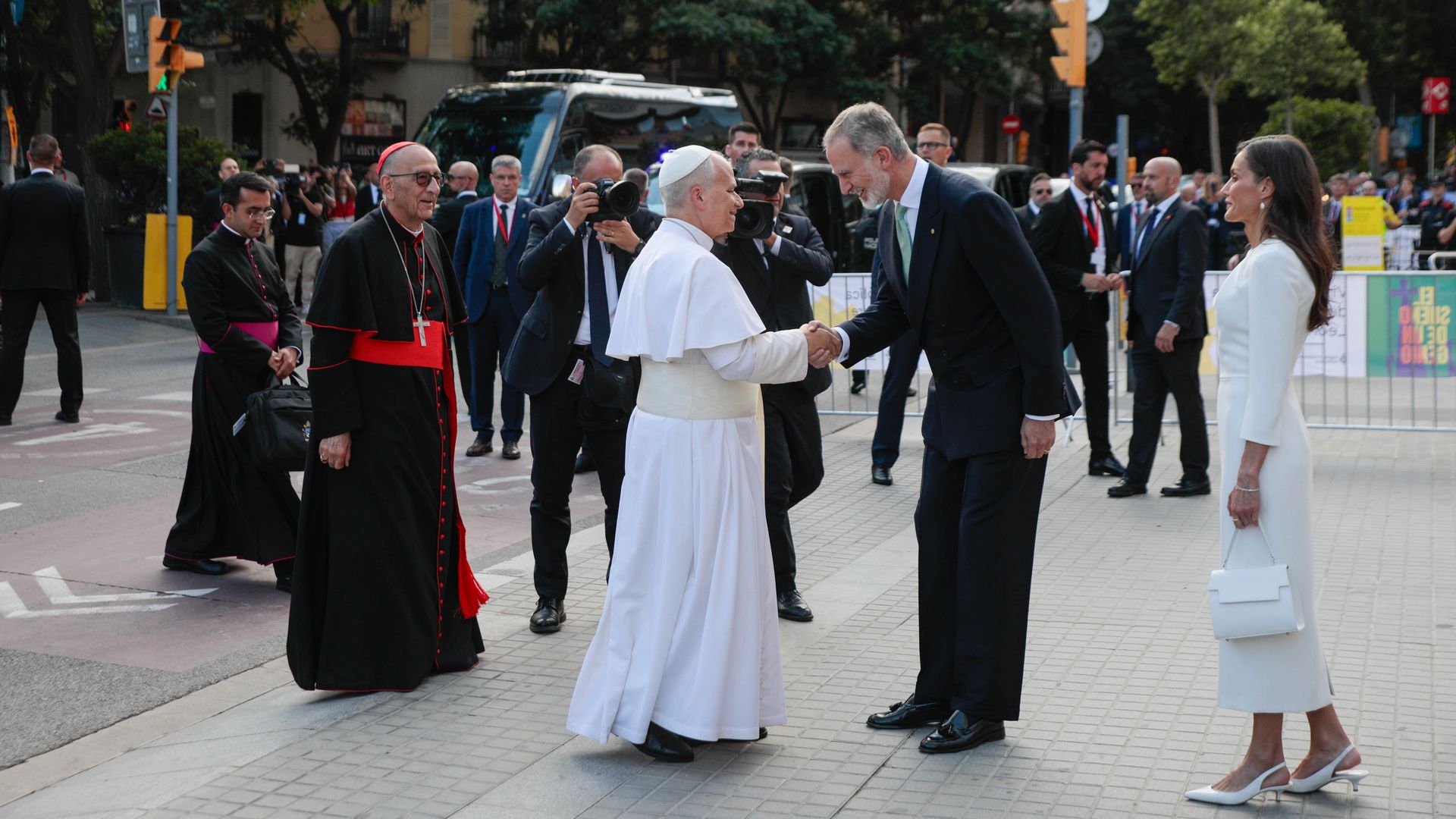 Los Reyes saludan al Papa a su llegada a la Sagrada Familia de Barcelona