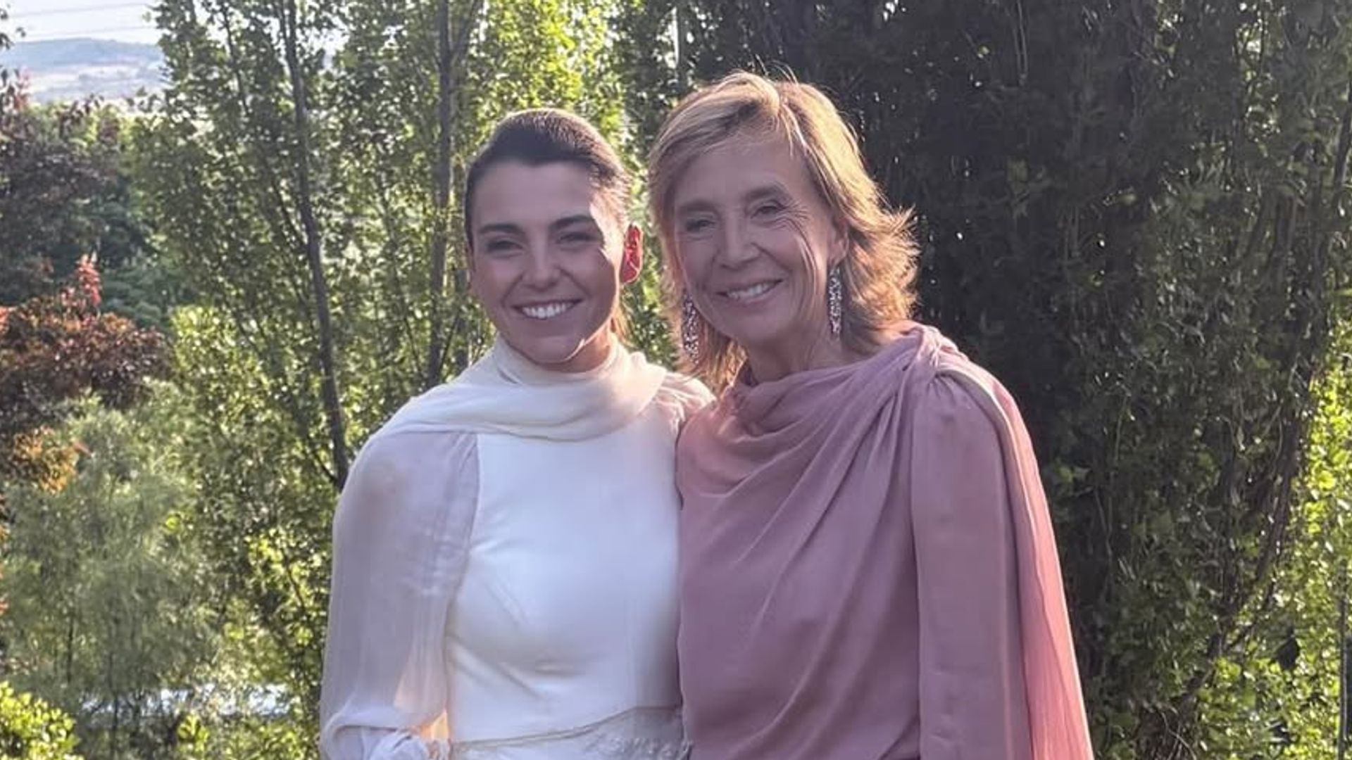 Marta Barroso reúne a sus íntimas amigas en la gran boda de su hija María: del vestido de novia a la complicidad con sus primos