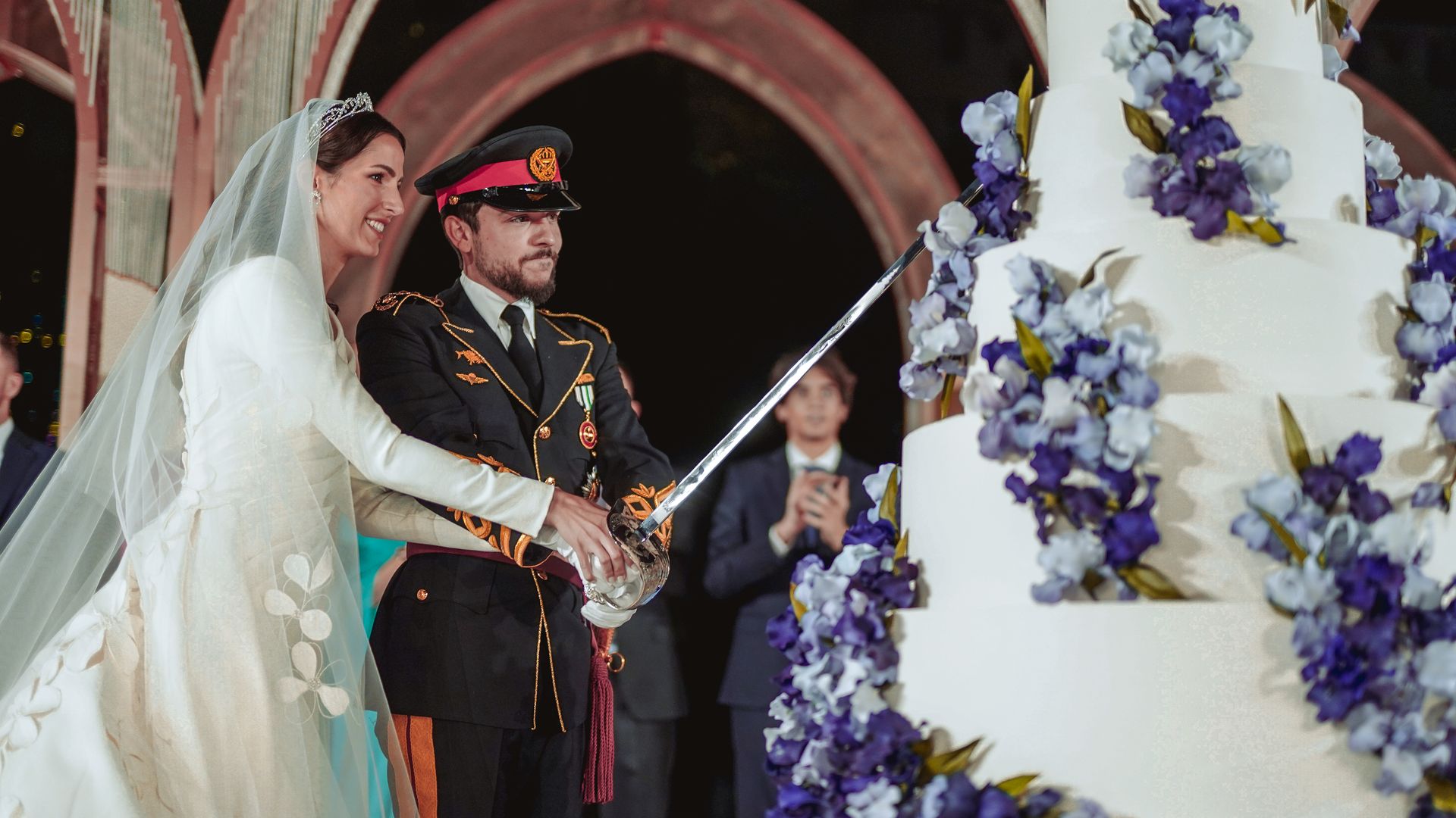 Así fue la boda de 'las mil y una noches' de Hussein y Rawja: el cambio de vestido de la novia, una tarta de siete pisos y el debut de dos Princesas