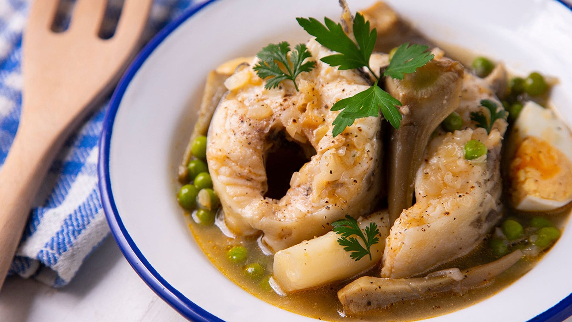Congrio con alcachofas, guisantes y huevo