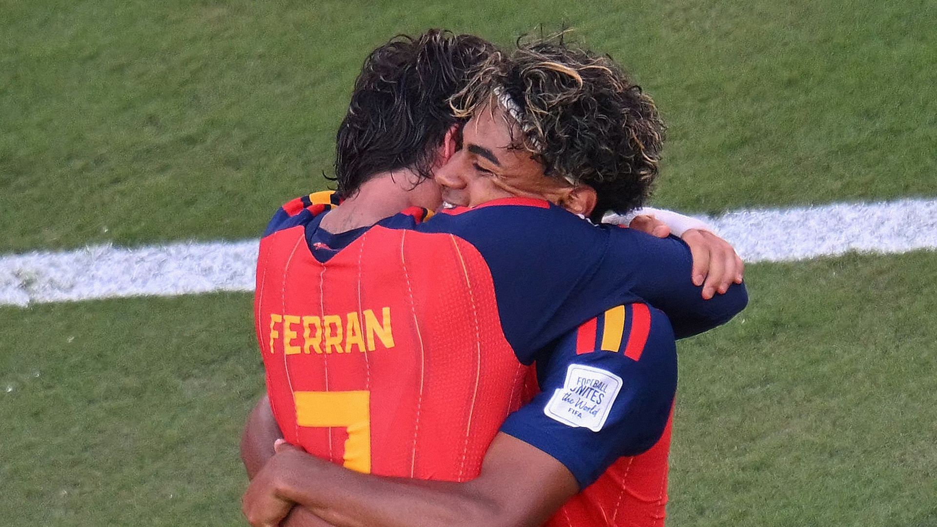 El vídeo que te hará revivir la victoria de anoche: el triunfo de La Roja, desde dentro entre lágrimas, cánticos y mucho orgullo