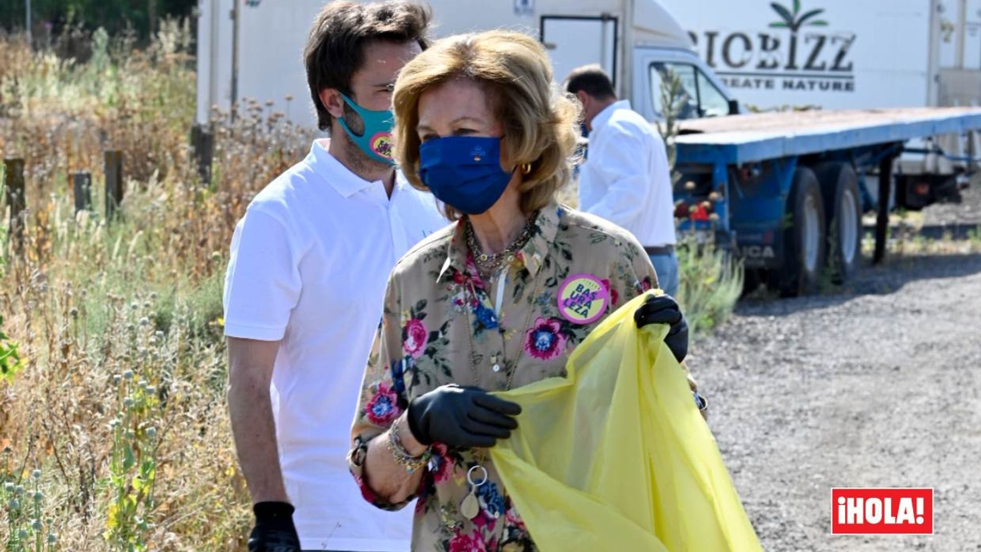 ¡Manos a la obra! Doña Sofía reafirma su apuesta con el medioambiente recogiendo basura en Madrid