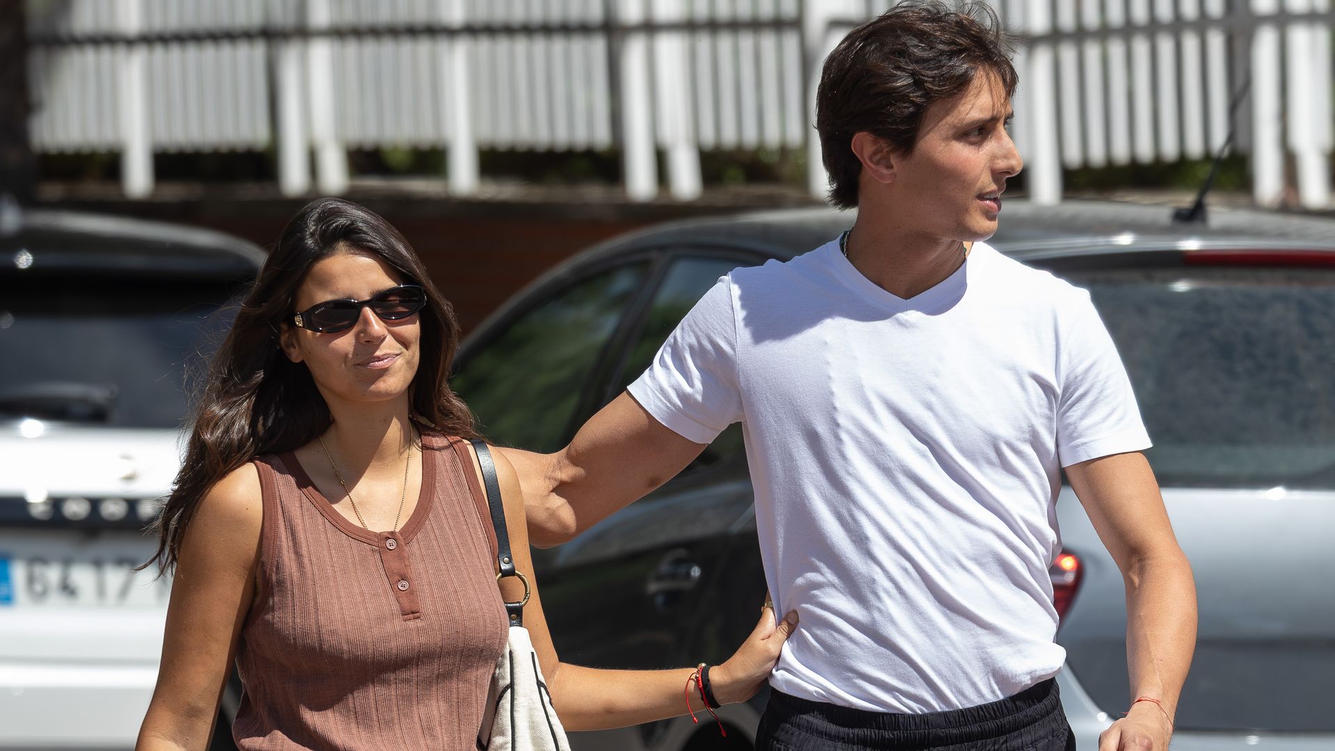Roca Rey y Tana Rivera paseando por la calle
