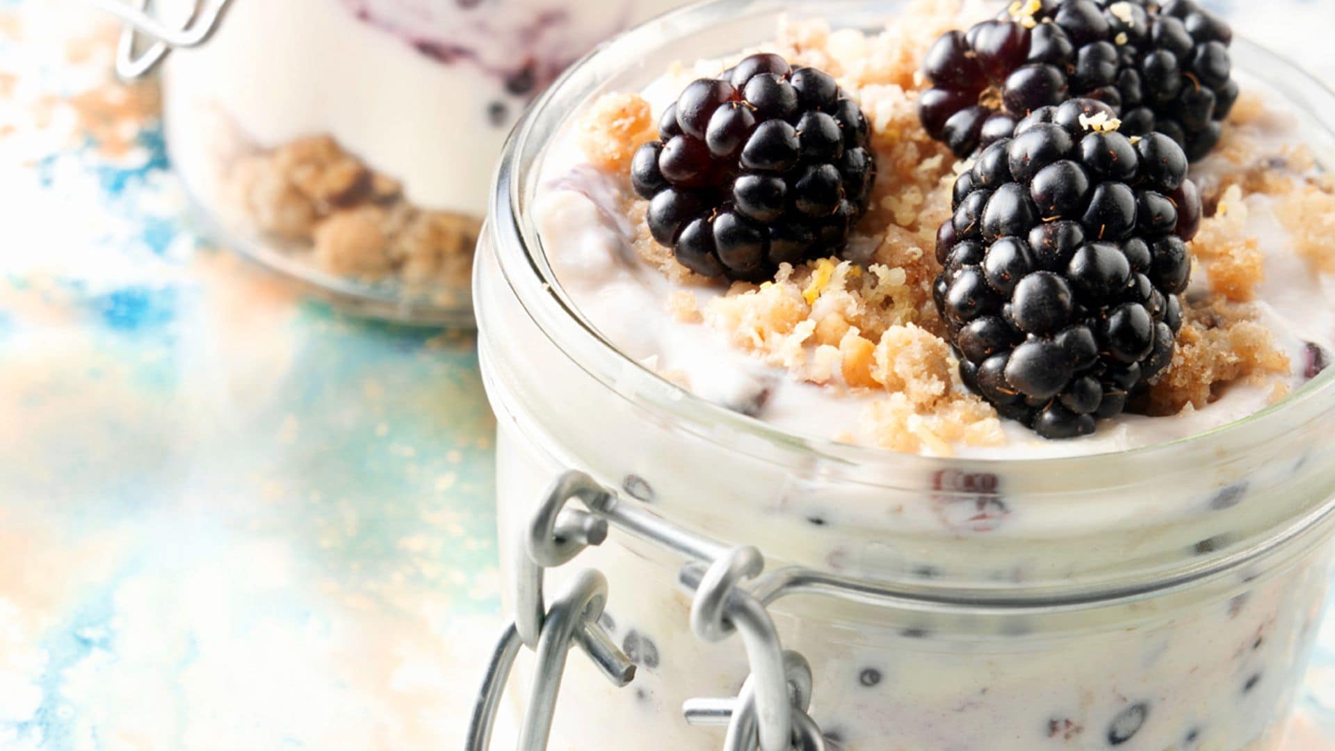 Postre de crema de mascarpone y galleta con moras