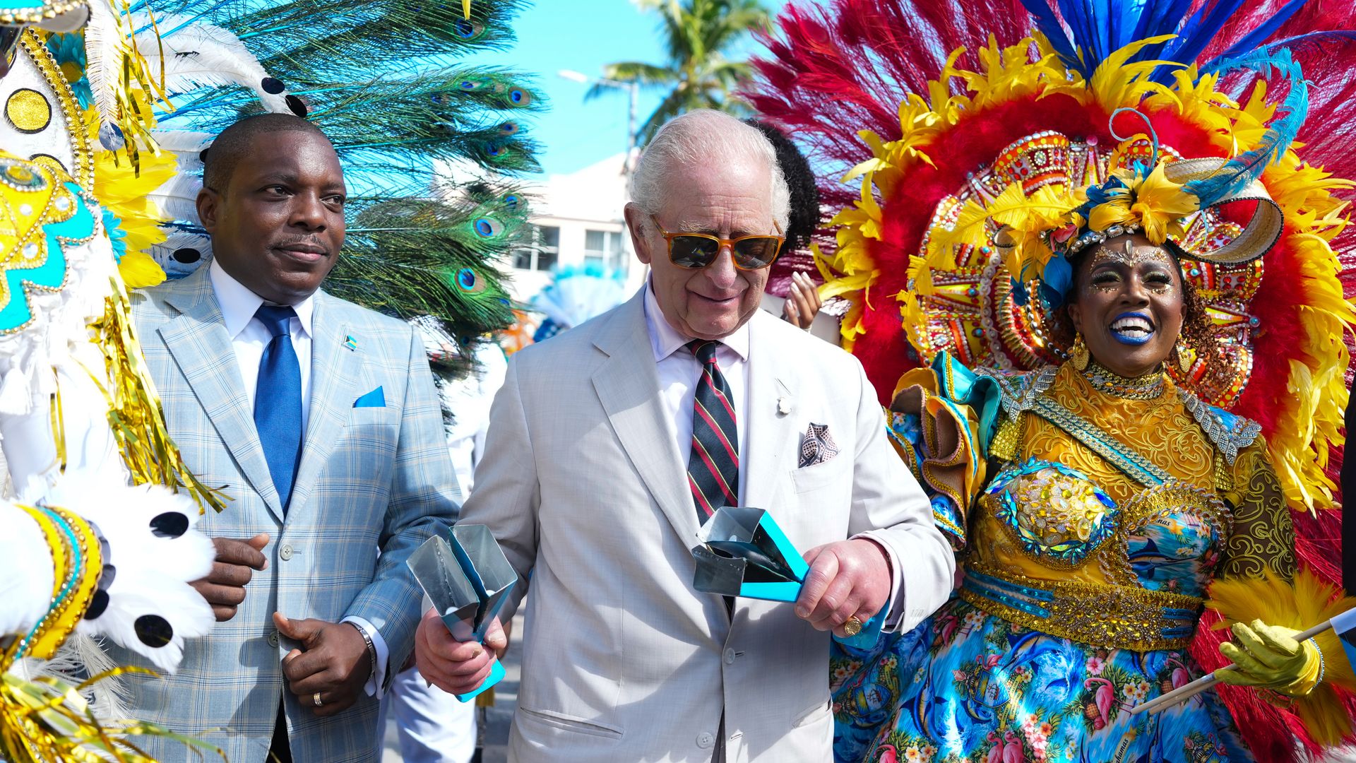 Las fotos más llamativas de Carlos III en Bahamas: de su baile en un desfile a su reacción al verse como un campeón de boxeo