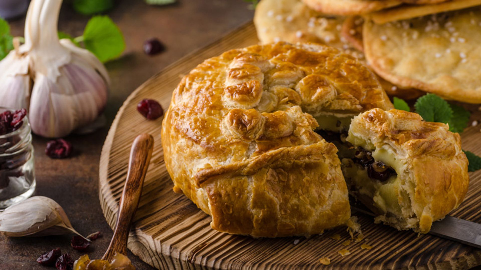 Camembert con frutos rojos en hojaldre