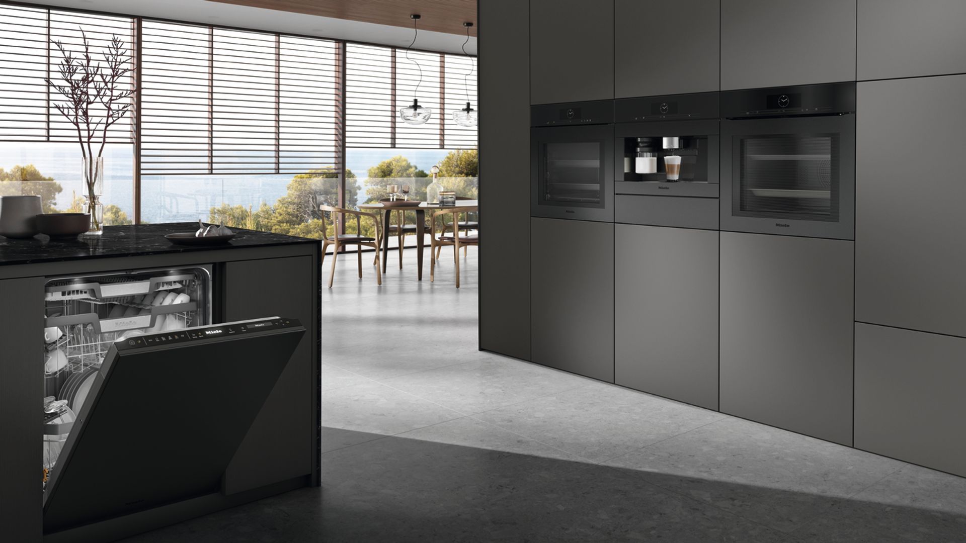 Cocina con horno, microondas y horno en un mueble, lavavajillas abierto
