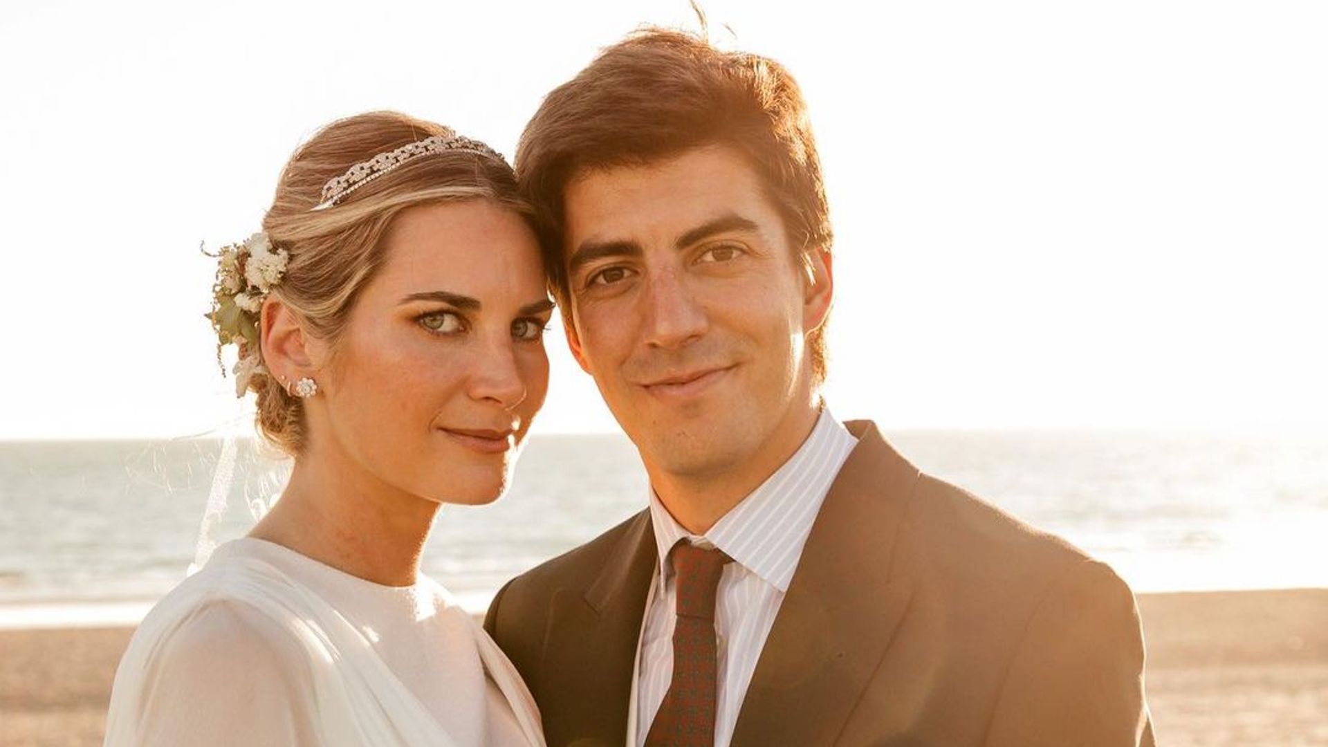 Dos años de la boda de Sibi Montes y Mateo Ibáñez: una celebración íntima en Cádiz y una novia con rompedoras sandalias bicolor y mangas vaporosas