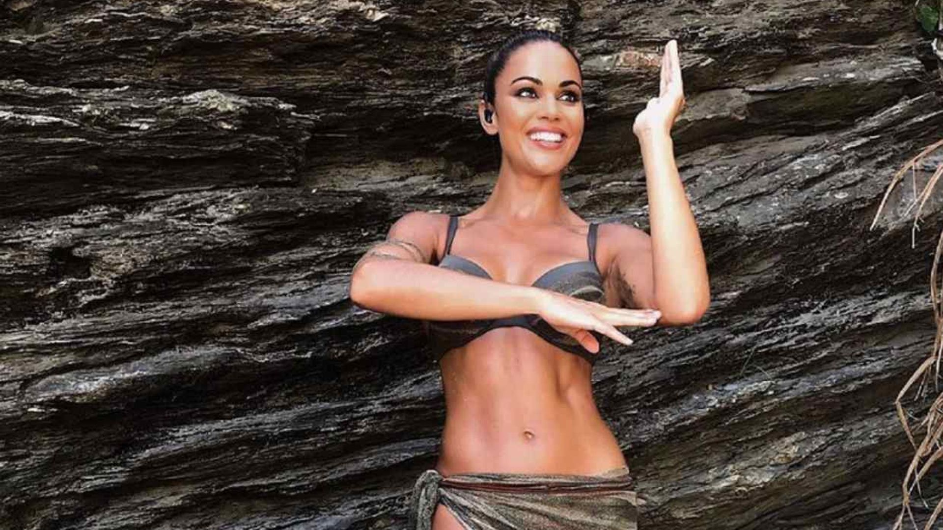Lara Álvarez muestra sus dotes de bailarina ¡haciendo el salto de 'Dirty Dancing'!