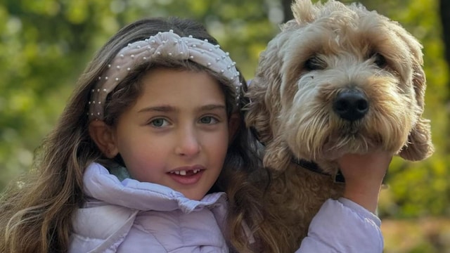 Adrienne, hija de Magdalena de Suecia, y su perro Teddy