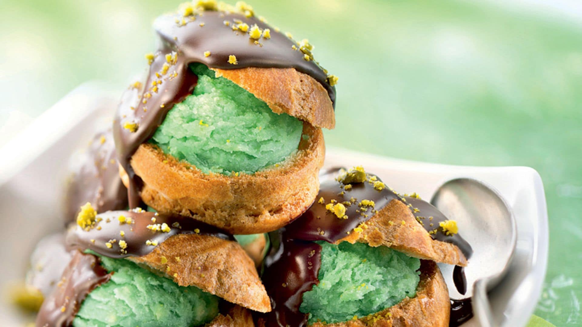 Profiteroles de helado de pistacho