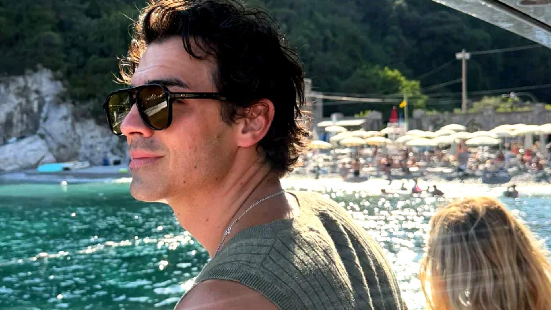 Los Jonas Brothers veranean en Alicante y solo tienen una queja que les ha dejado estupefactos: "Fue alucinante, pero no parecía que estuviésemos en España"