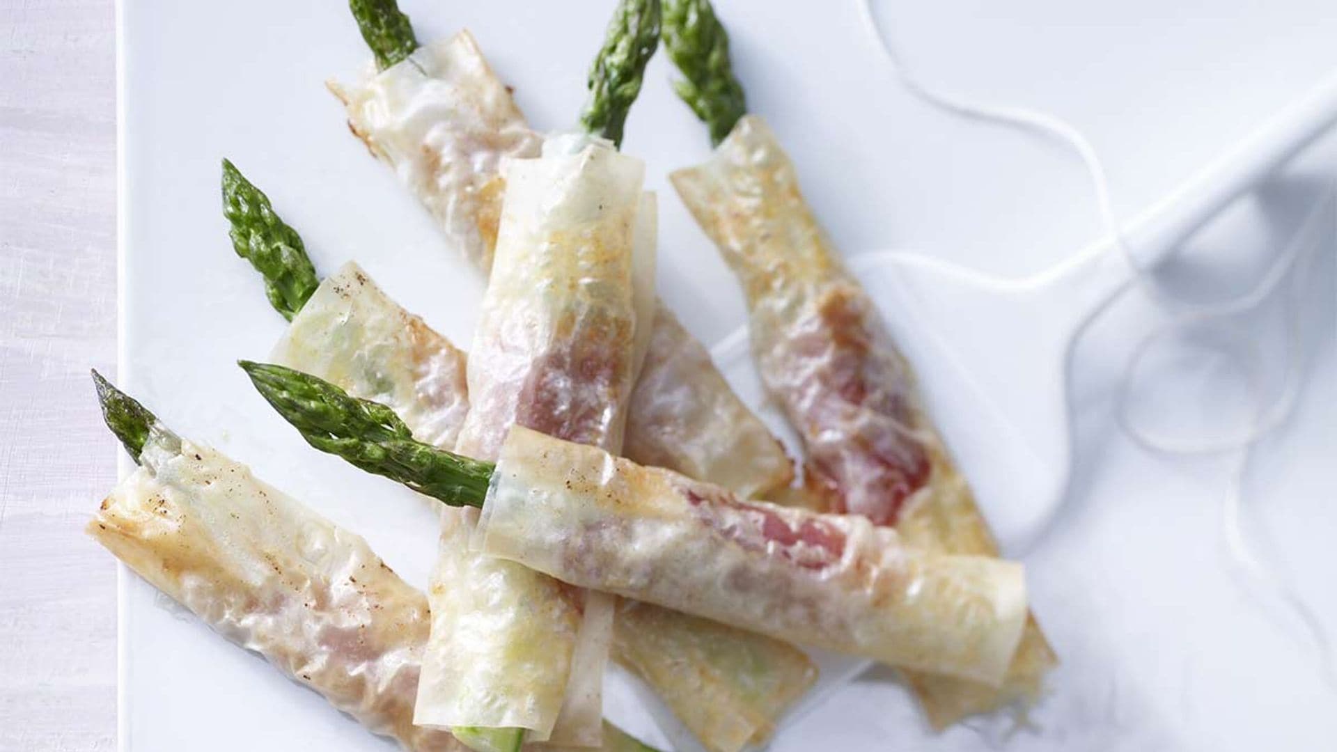 Rollitos de pasta filo con trigueros, jamón y queso