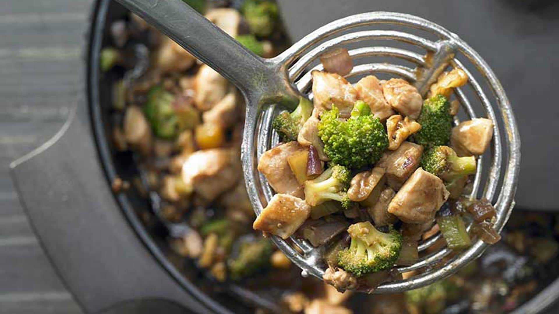 Wok de pollo con brócoli, nueces y salsa de soja