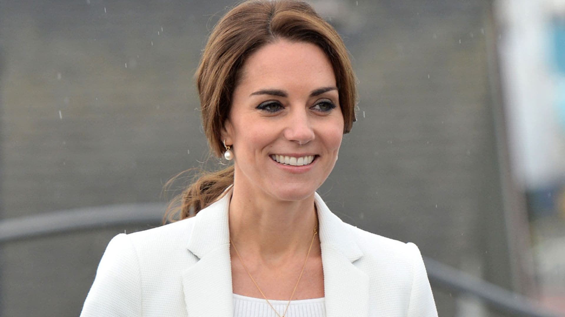 Kate se lleva al fútbol el básico de Zara con el que siempre acierta desde hace 5 años