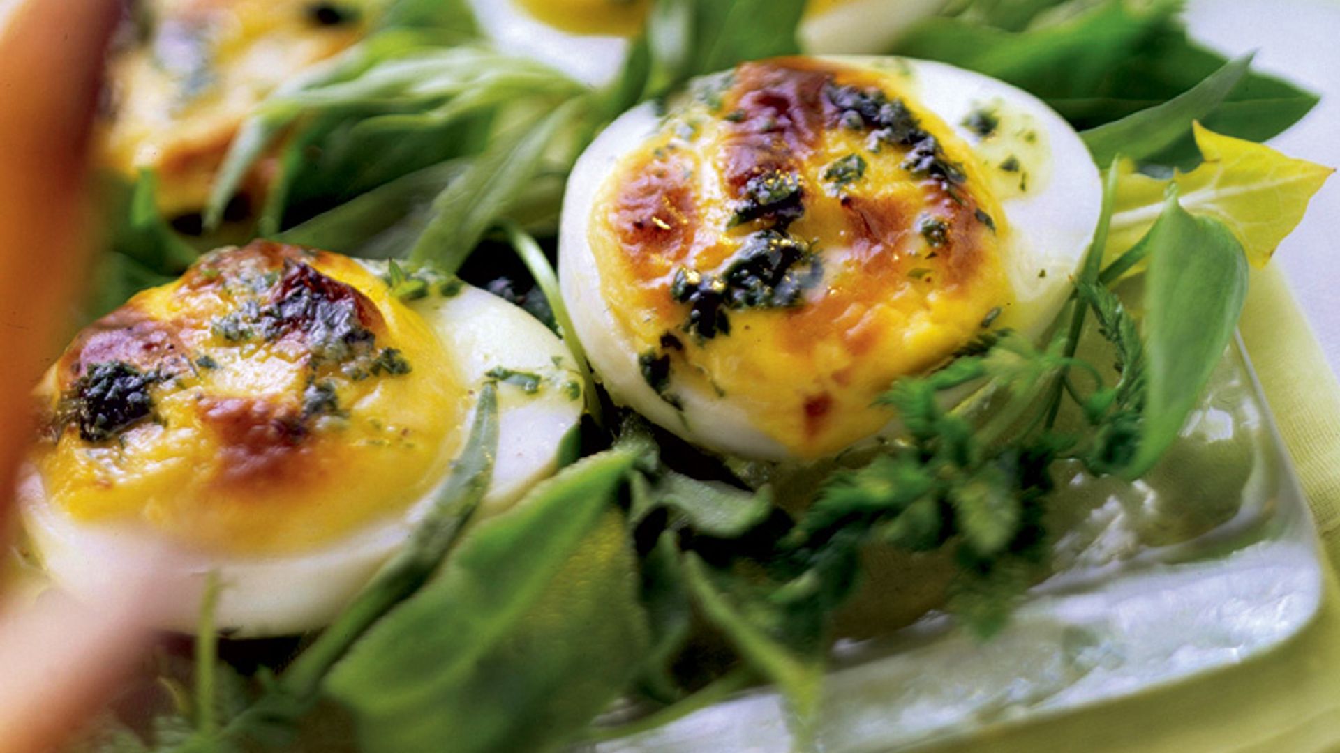 Huevos gratinados con ensalada de hierbas