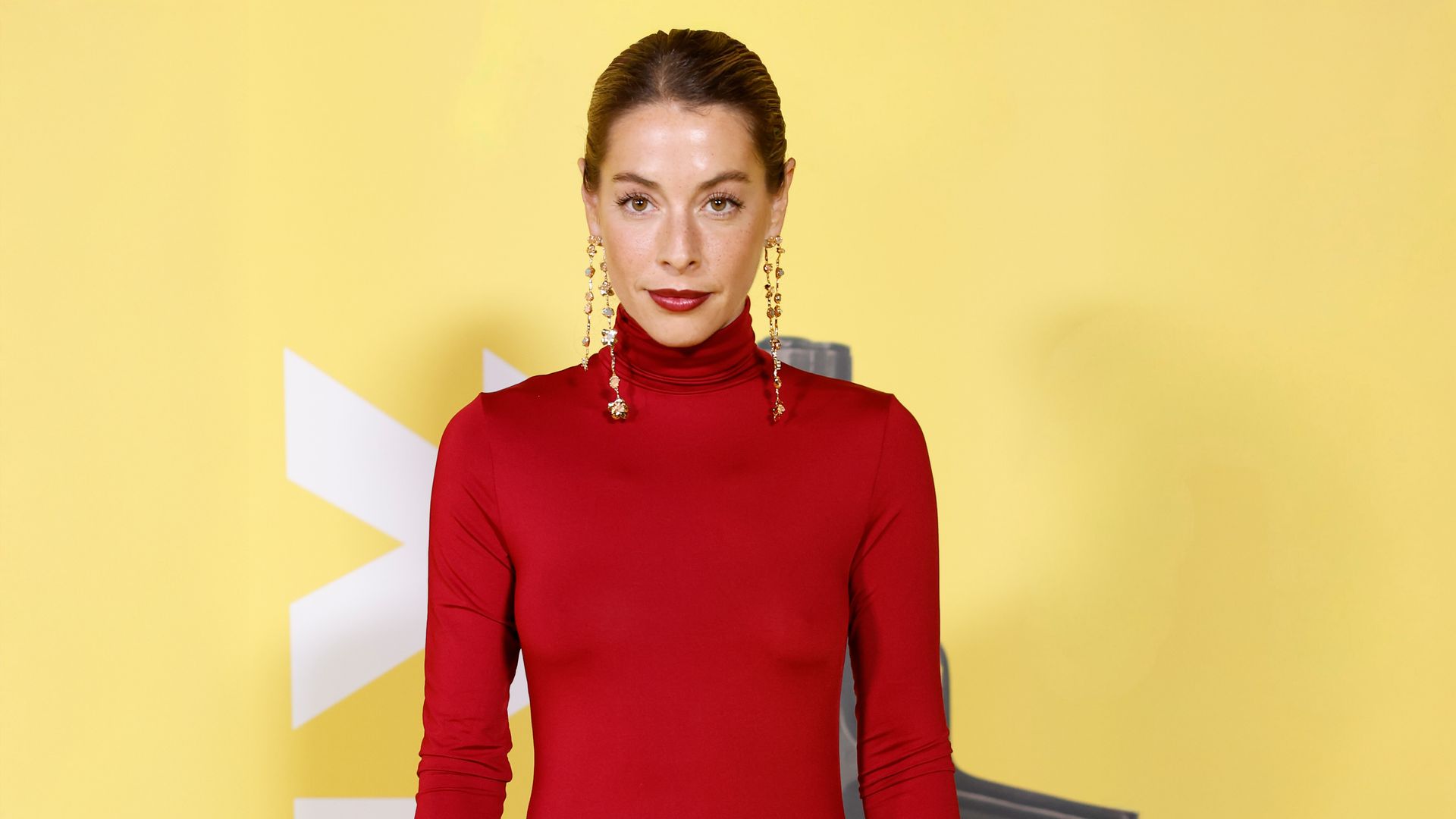 Belén Écija con vestido rojo y pendientes dorados en Madrid