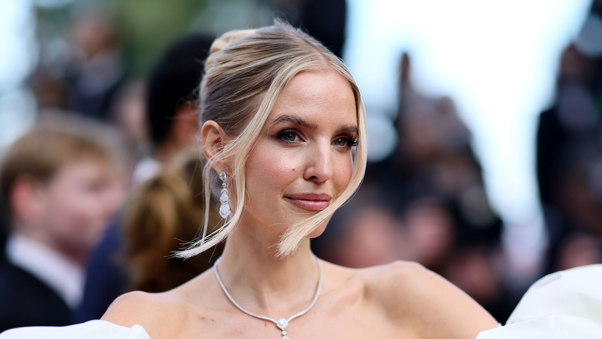 Inspírate en Cannes para tu próxima boda: 7 peinados de las invitadas que puedes hacer en casa