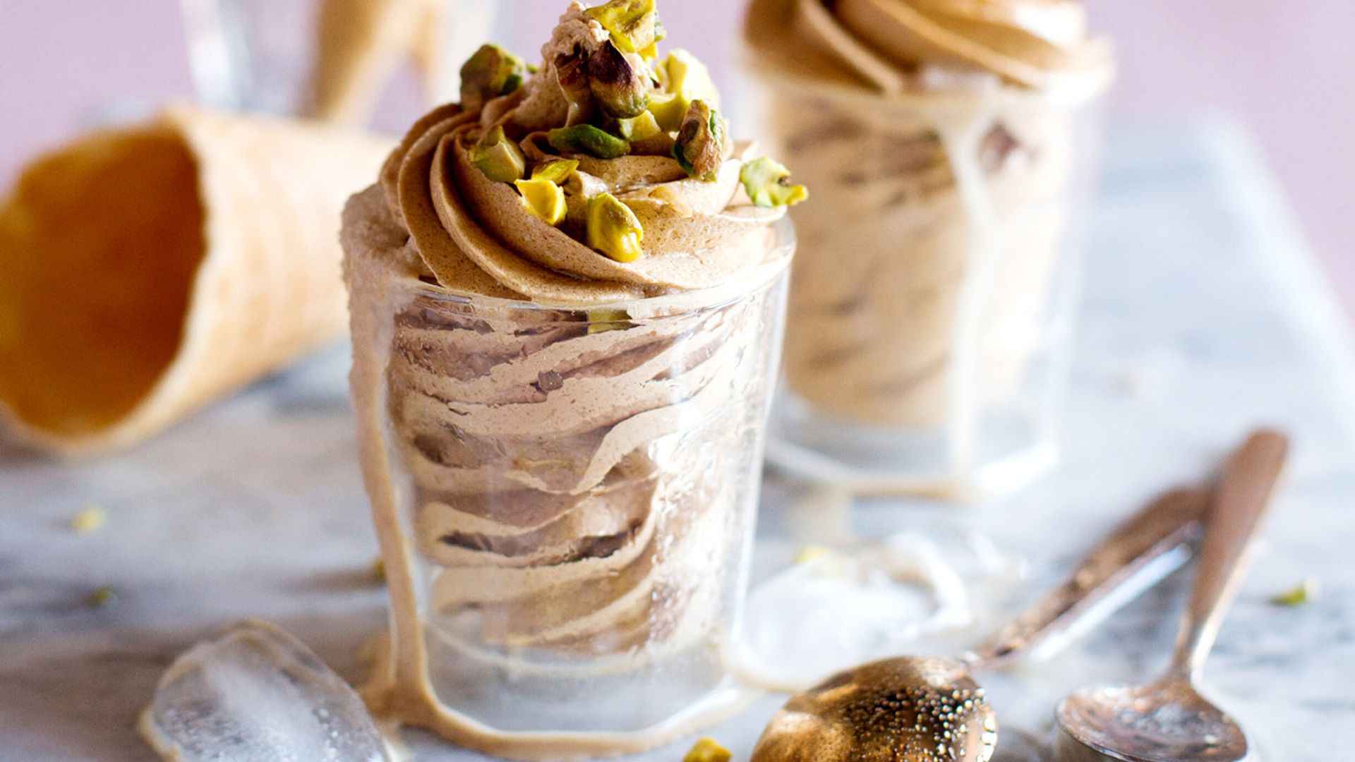 Crema helada de café con pistachos