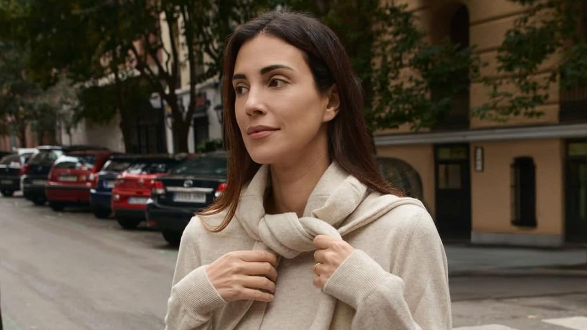 Soy de las que compran dos jerséis iguales y Sassa de Osma me ha enseñado el truco más elegante para llevarlos a la vez