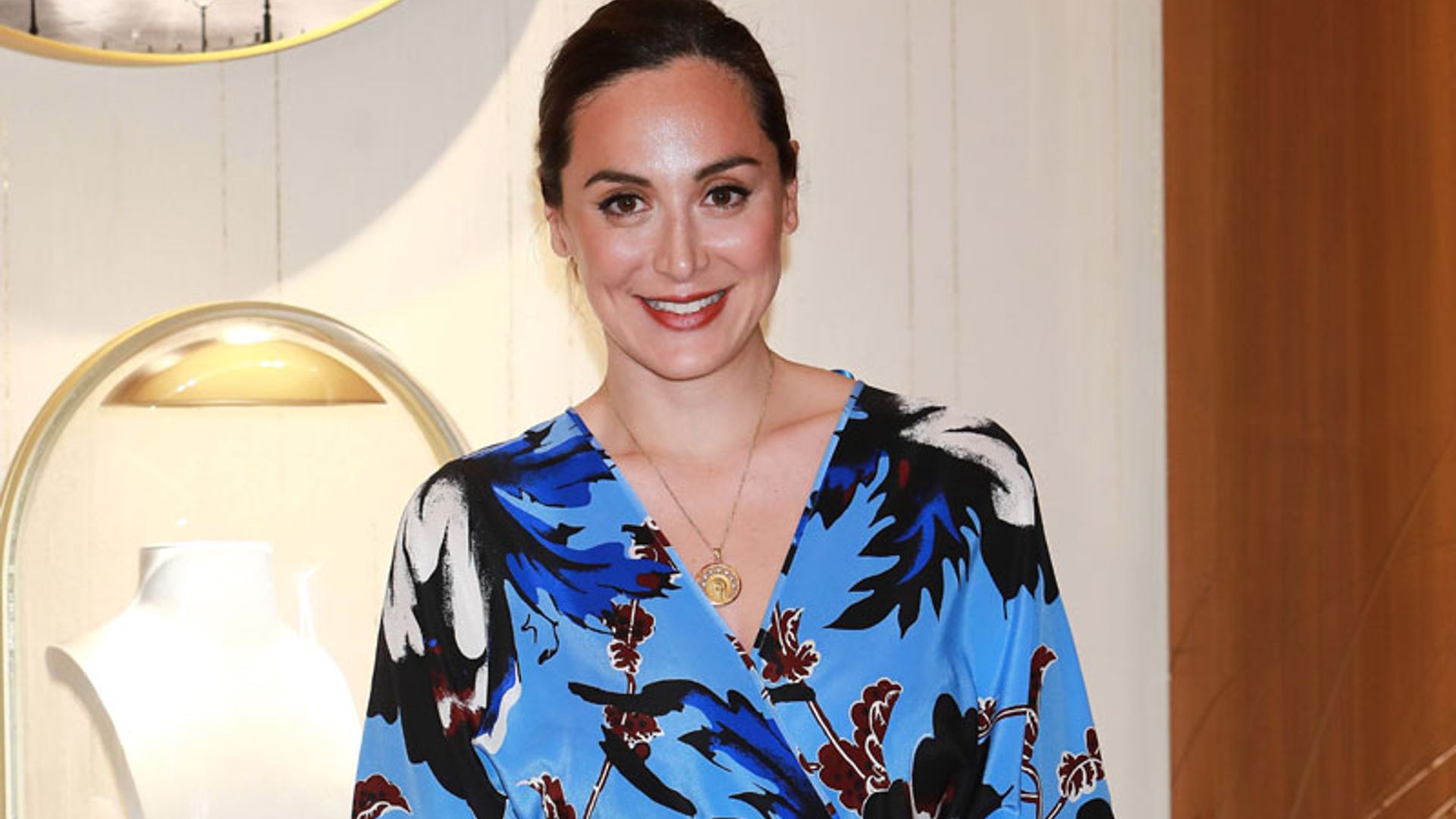 Tamara Falcó estrena la manicura navideña ideal para uñas cortas