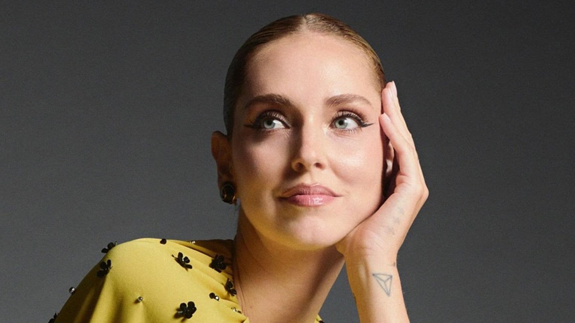 Chiara Ferragni con vestido amarillo de lunares negros de DES_PHEMMES