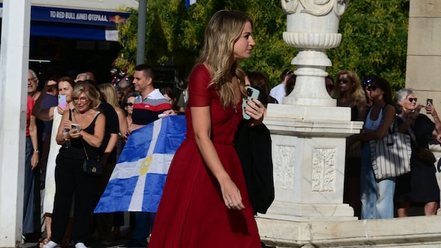 Chrysi Vardinogianni, pareja del príncipe Nicolás de Grecia, llegando a l Catedral de Atenas para la boda de la princesa Teodora