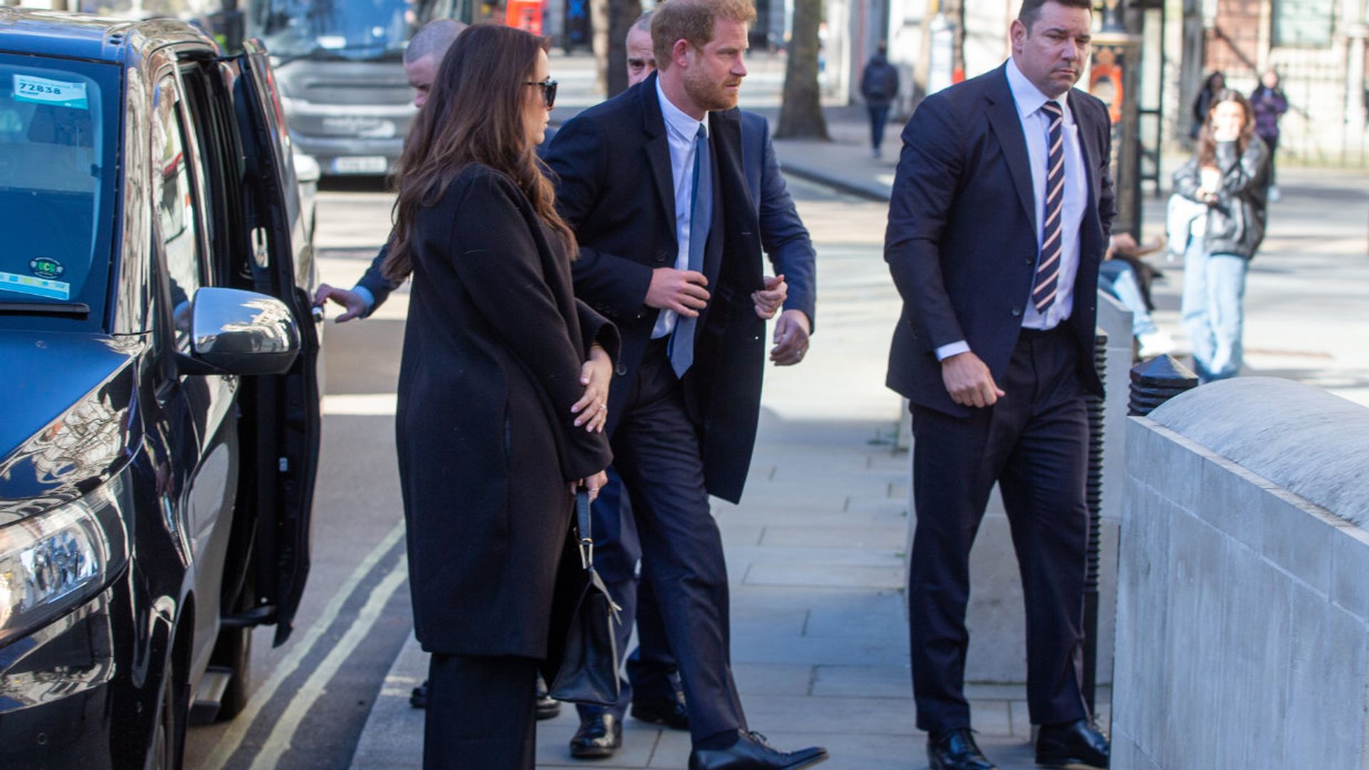 Todas las incógnitas que plantea el viaje a Reino Unido del príncipe Harry