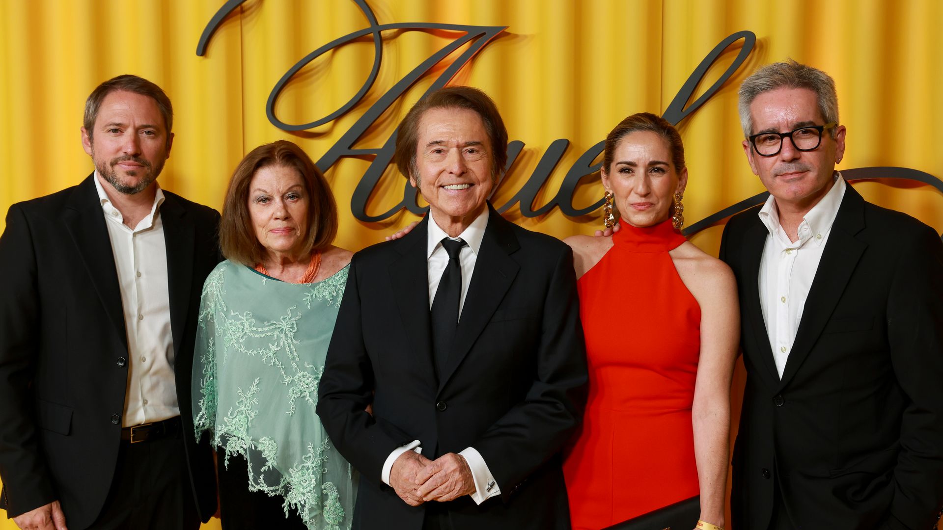 La gran noche de Raphael y el debut de los guapísimos hijos de Alejandra Martos en una alfombra roja: "Hay que llevarlo con naturalidad"