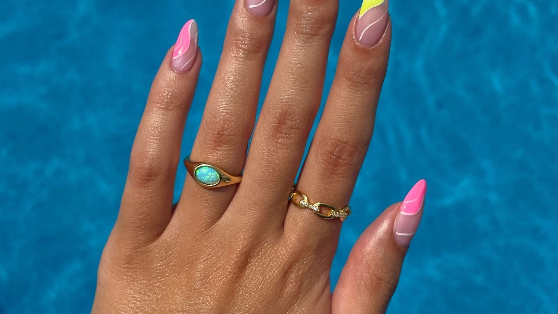 Las uñas neón regresan este verano 2025: del verde lima a las irresistibles 'halo nails'
